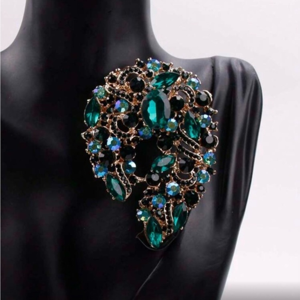 ✨Elegant Green and Black Gemstone Brooch